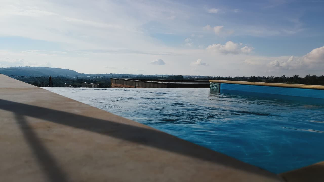 Infinity-edge pool